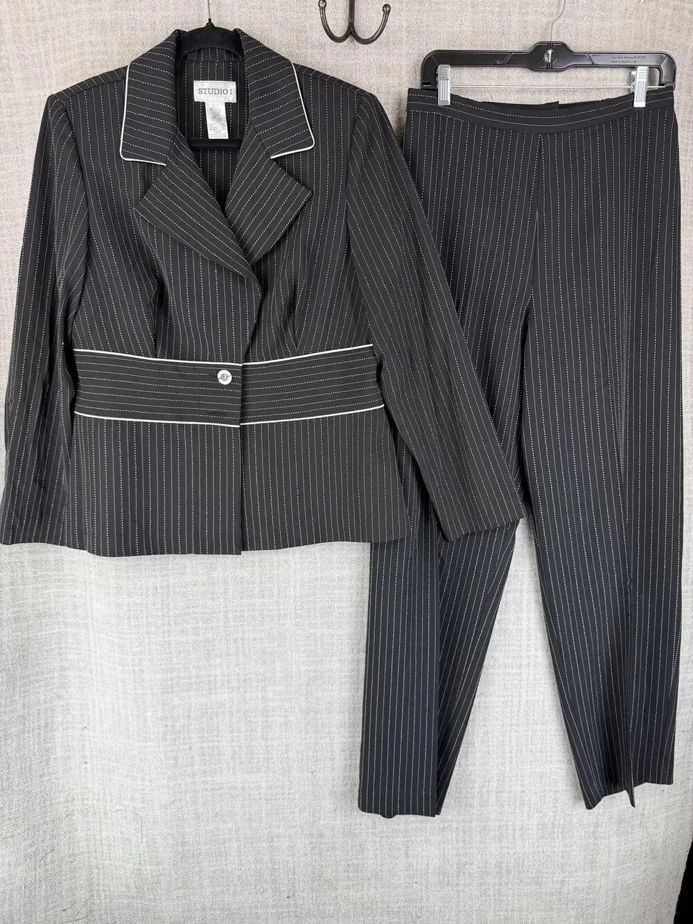 STUDIO I Pant Suit Womens 10 Black Pinstripe 3 Piece Tailored Polyester Spandex